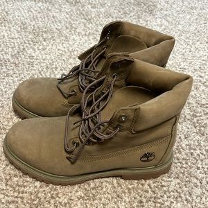 Timberland boots - never been worn - dark green - size 8.5 in women’s